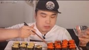 韩国胖哥吃寿司籽,完了,直接一口吞,一下子就吃飞鱼盔犀鸟的文玩图片