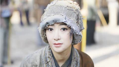 女乞丐自编自唱一首歌,歌词太现实,唱哭无数路人抹眼泪,心碎